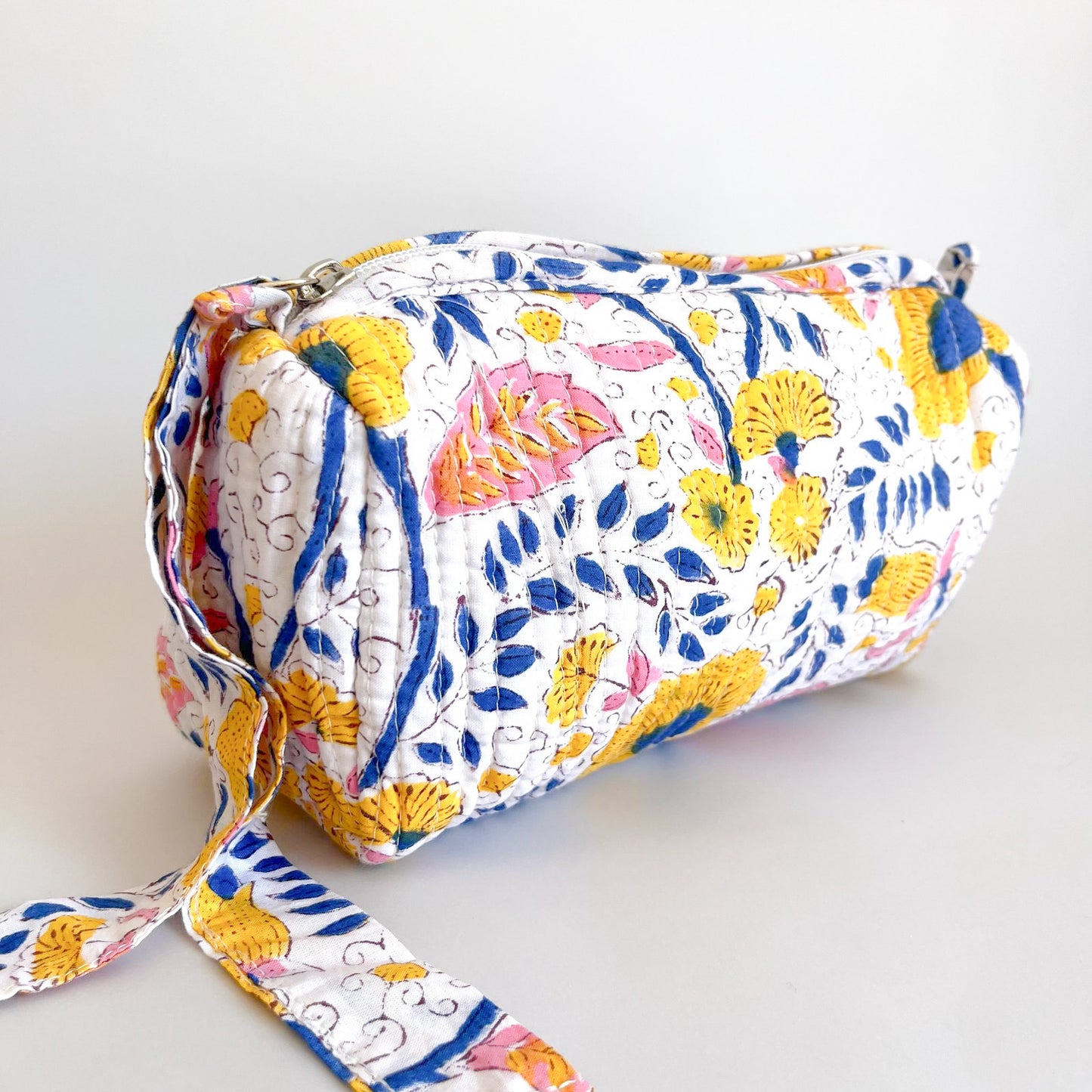 Vista lateral del Estuche Aloe con detalles bordados y asa lateral.