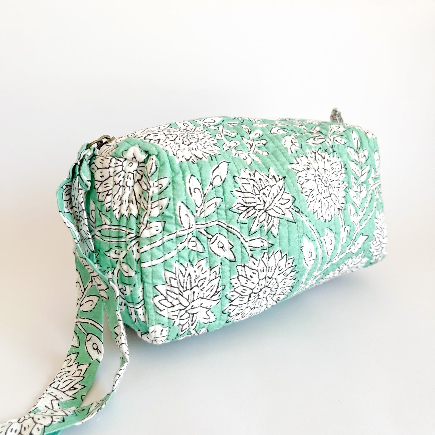 Estuche acolchado Amaranto con cremallera y asa lateral, ideal para organizar accesorios.