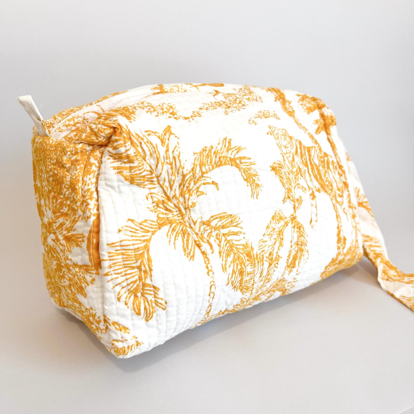 Estuche Anémona de algodón acolchado con cremallera y asa lateral, ideal para organizar accesorios.