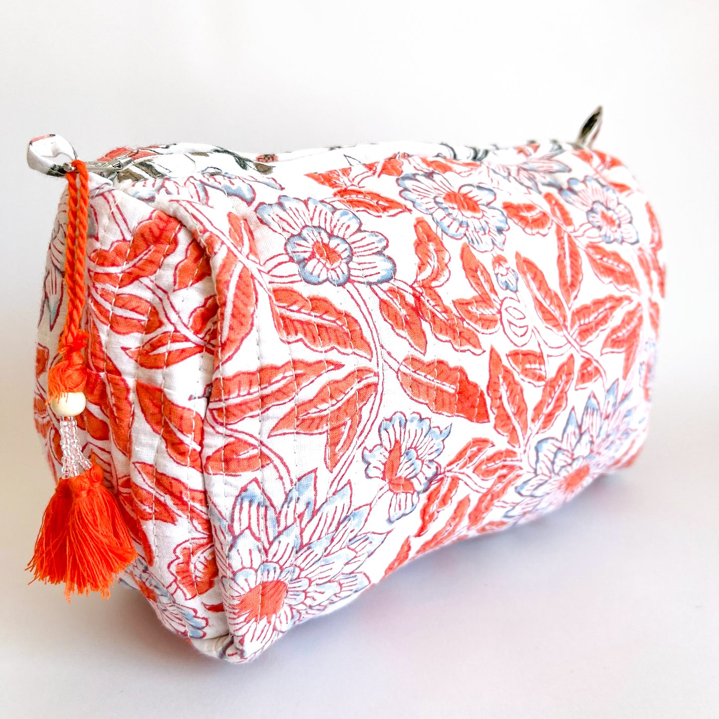 Estuche Caléndula en tela acolchada, ideal para organizar cosméticos y accesorios con estilo.