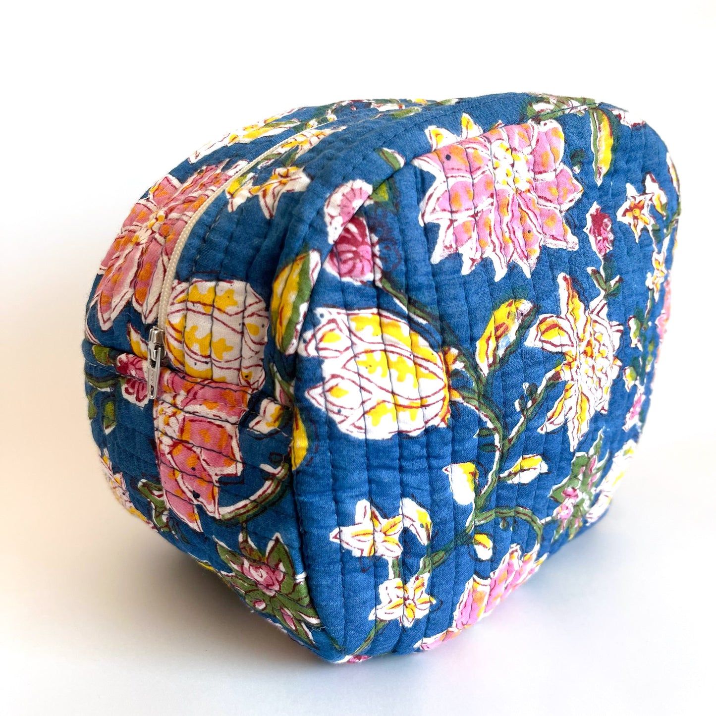 Estuche Camelia en tela acolchada, ideal para organizar cosméticos y accesorios con estilo.