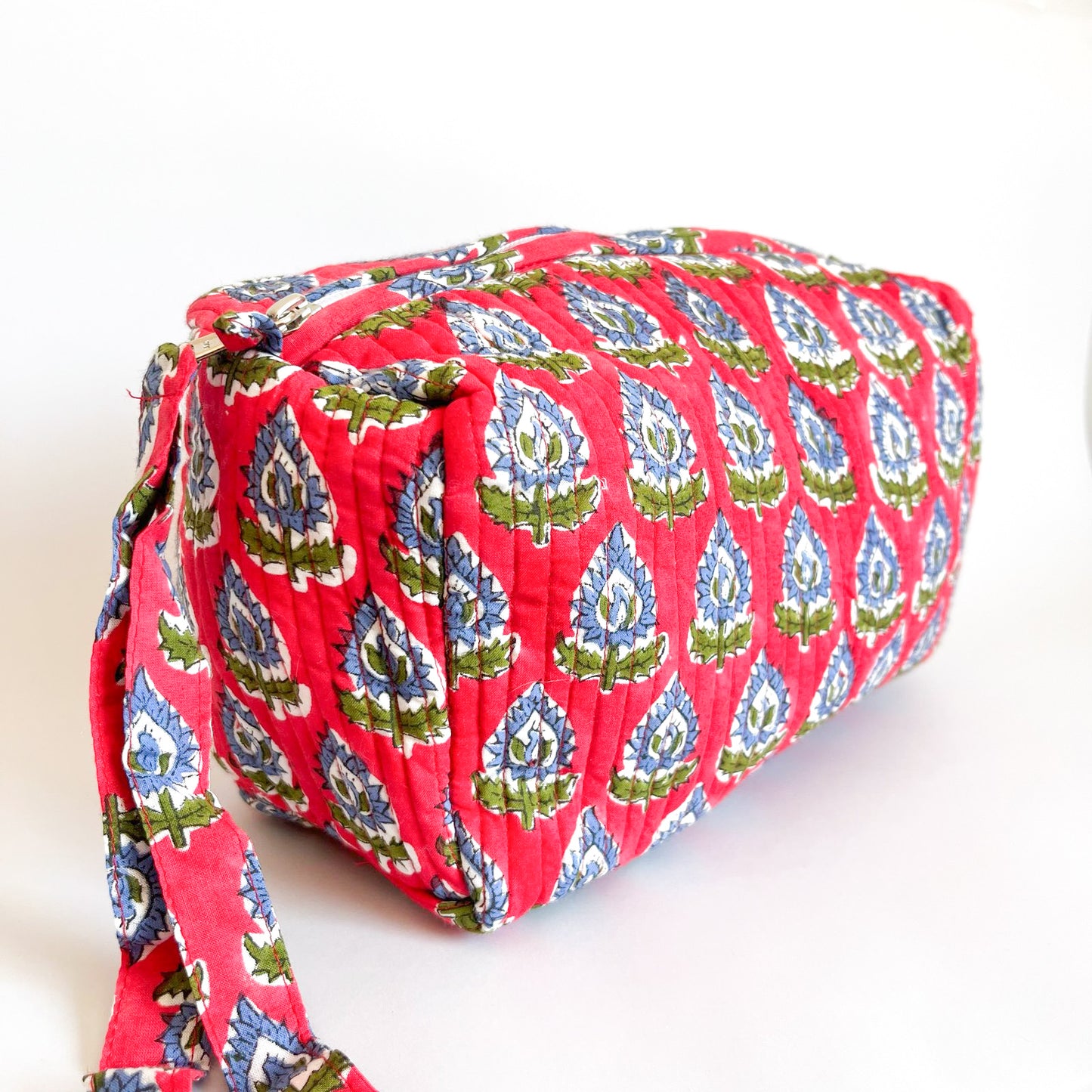 Estuche Ciprés de tela acolchada, ideal para organizar cosméticos y accesorios con un diseño artesanal.