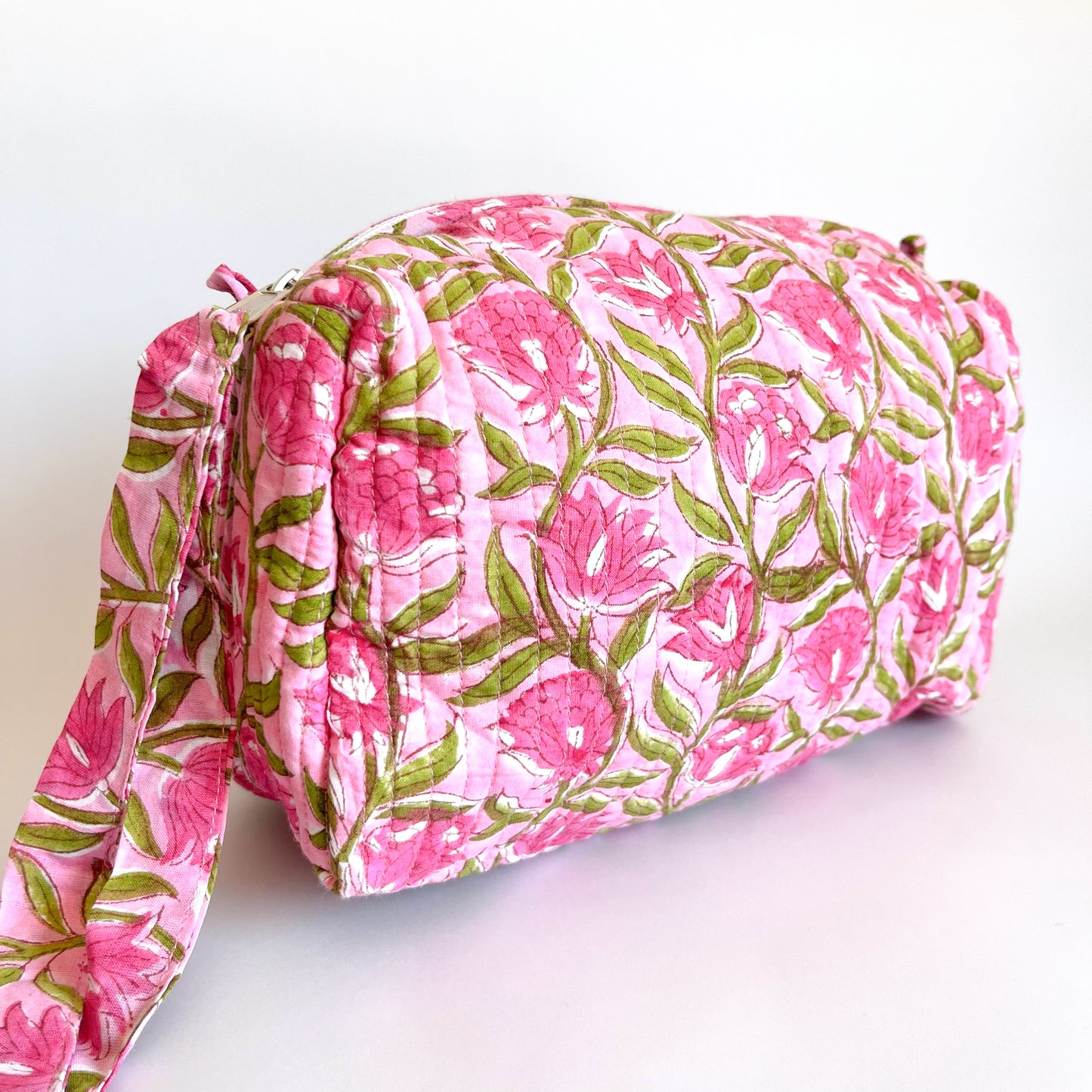 Estuche Dracena en tela acolchada, ideal para organizar cosméticos y accesorios con estilo.