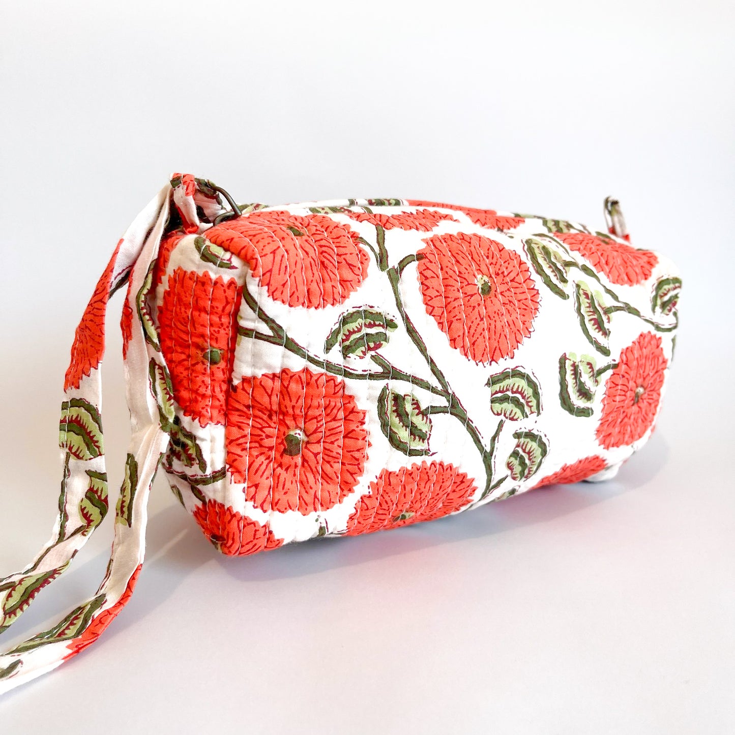 Este estuche es perfecto para quienes buscan funcionalidad y un toque de frescura en sus accesorios.