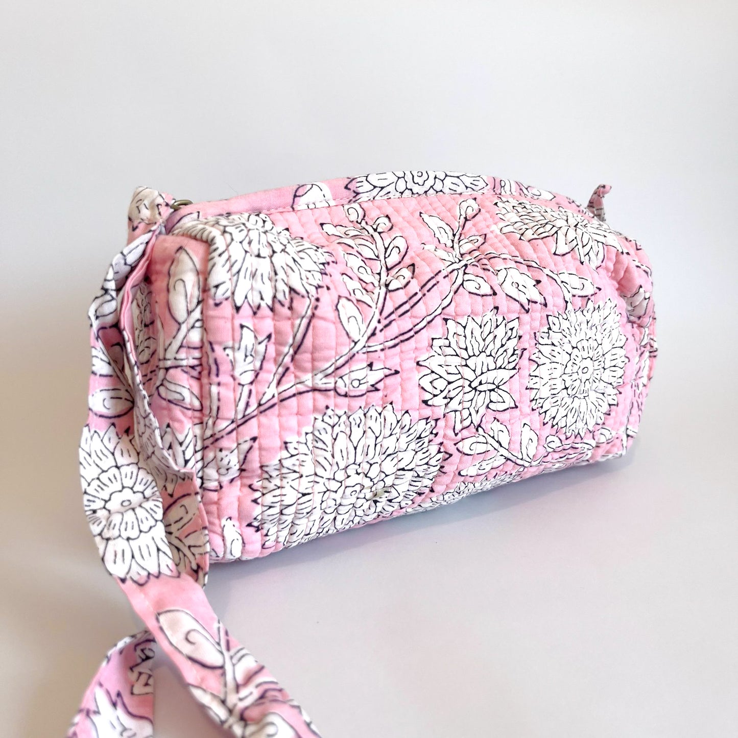 Estuche Hibisco en tela acolchada, ideal para organizar cosméticos y accesorios con estilo.