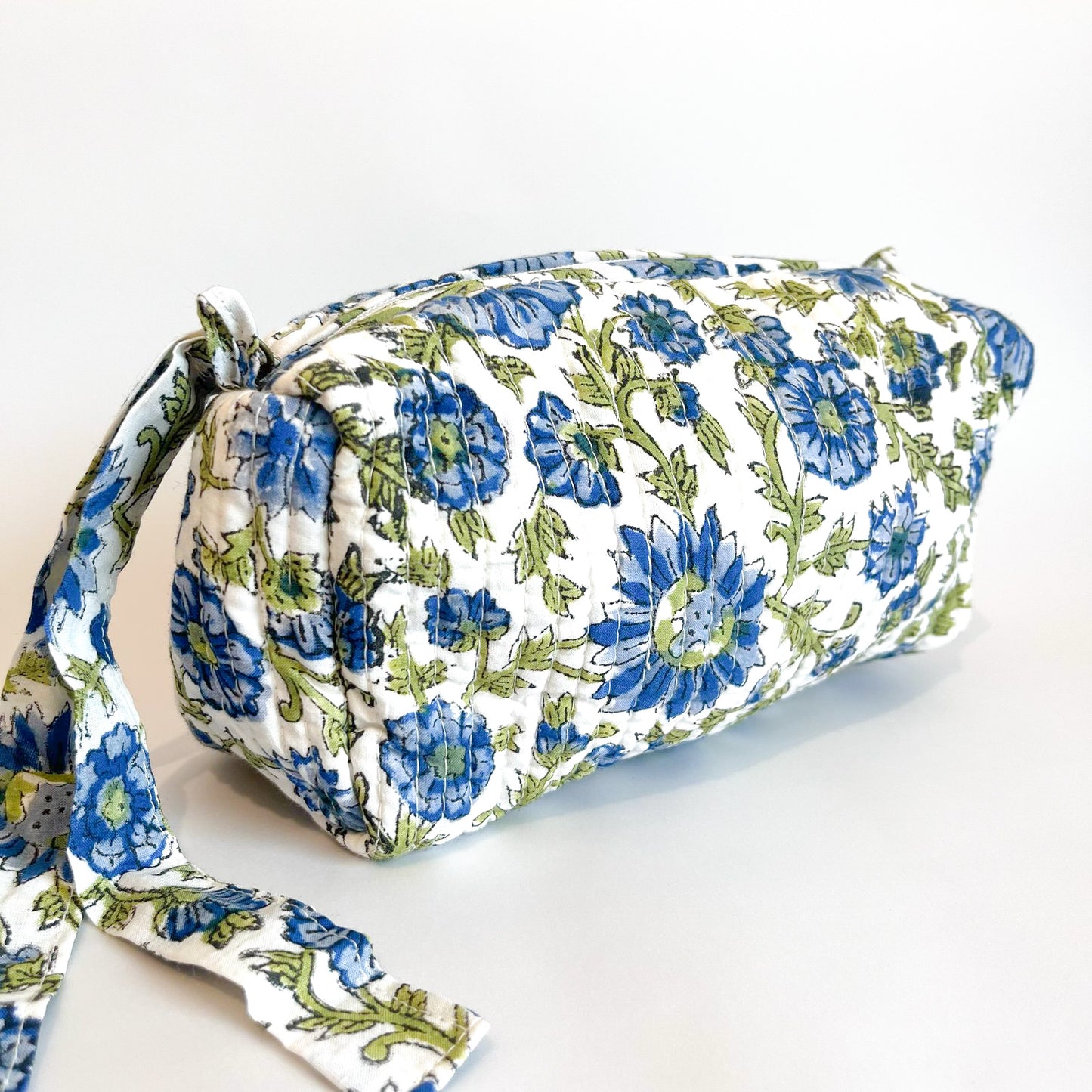 Estuche Hiedra en tela acolchada, ideal para organizar cosméticos y accesorios con estilo.