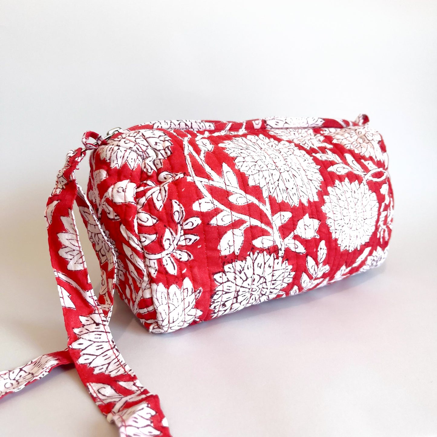 Estuche Iris en tela acolchada, ideal para organizar cosméticos y accesorios con estilo.