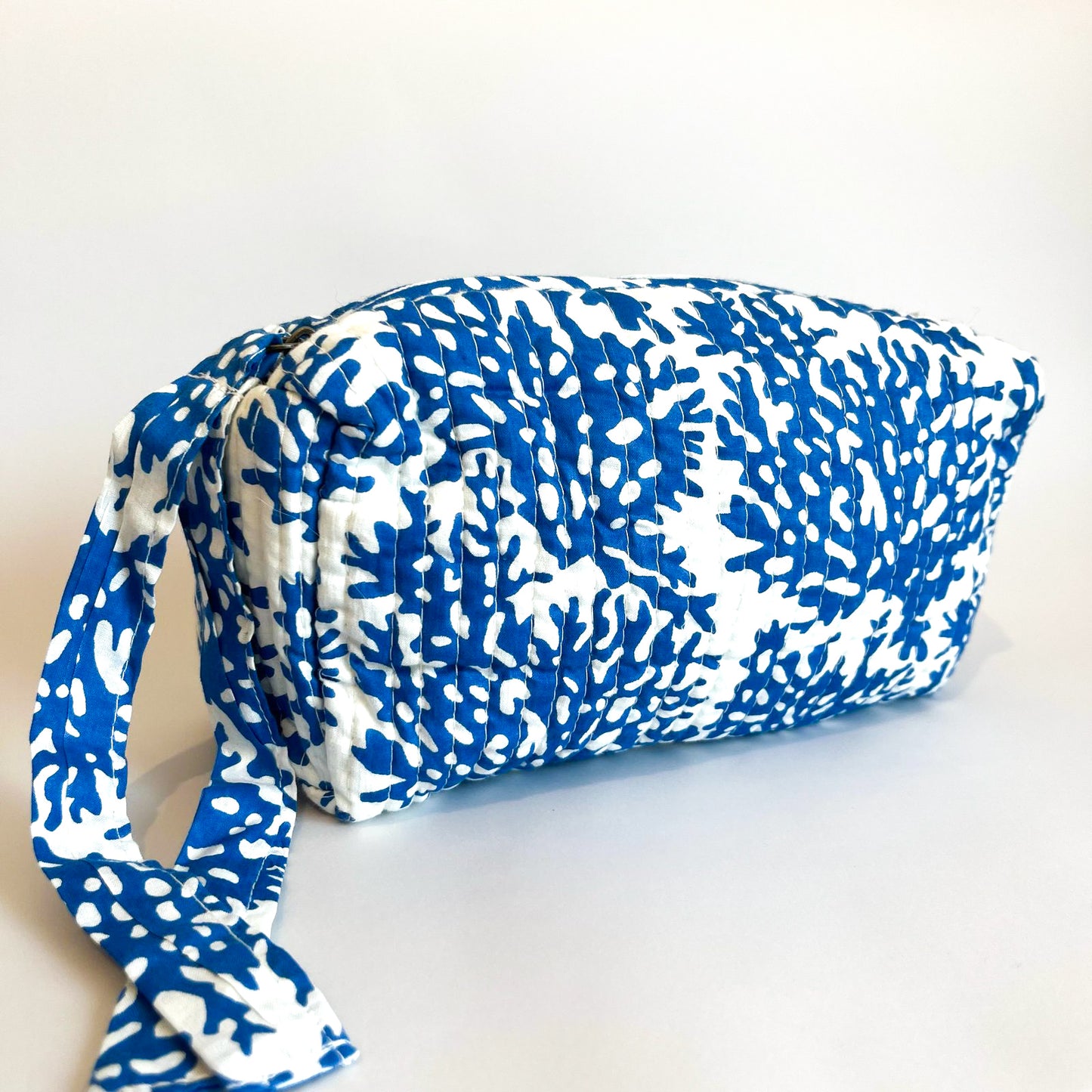 Estuche Jacaranda en tela acolchada, ideal para organizar cosméticos y accesorios con estilo.