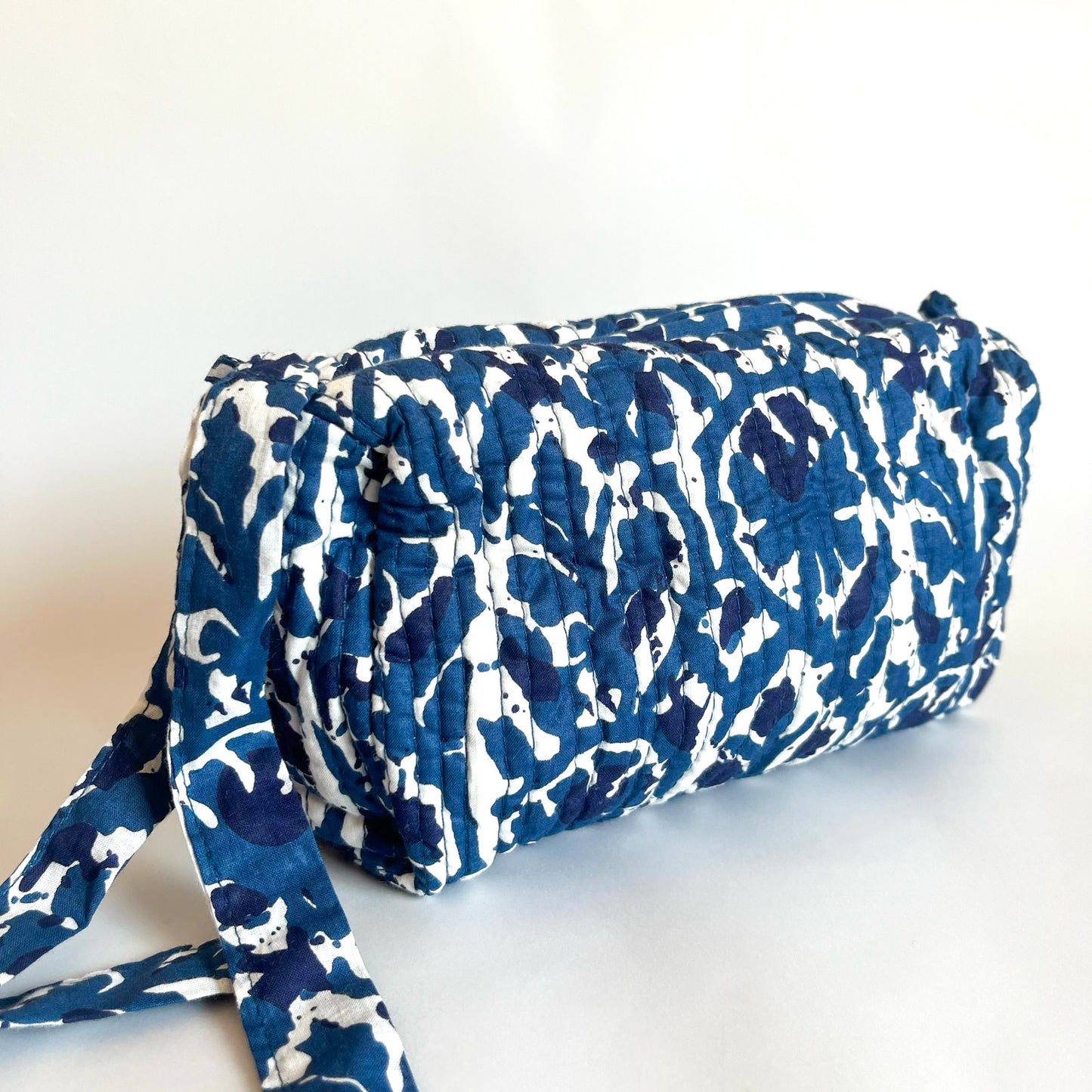 Estuche Kalanchoe en tela acolchada, ideal para organizar cosméticos y accesorios con estilo.