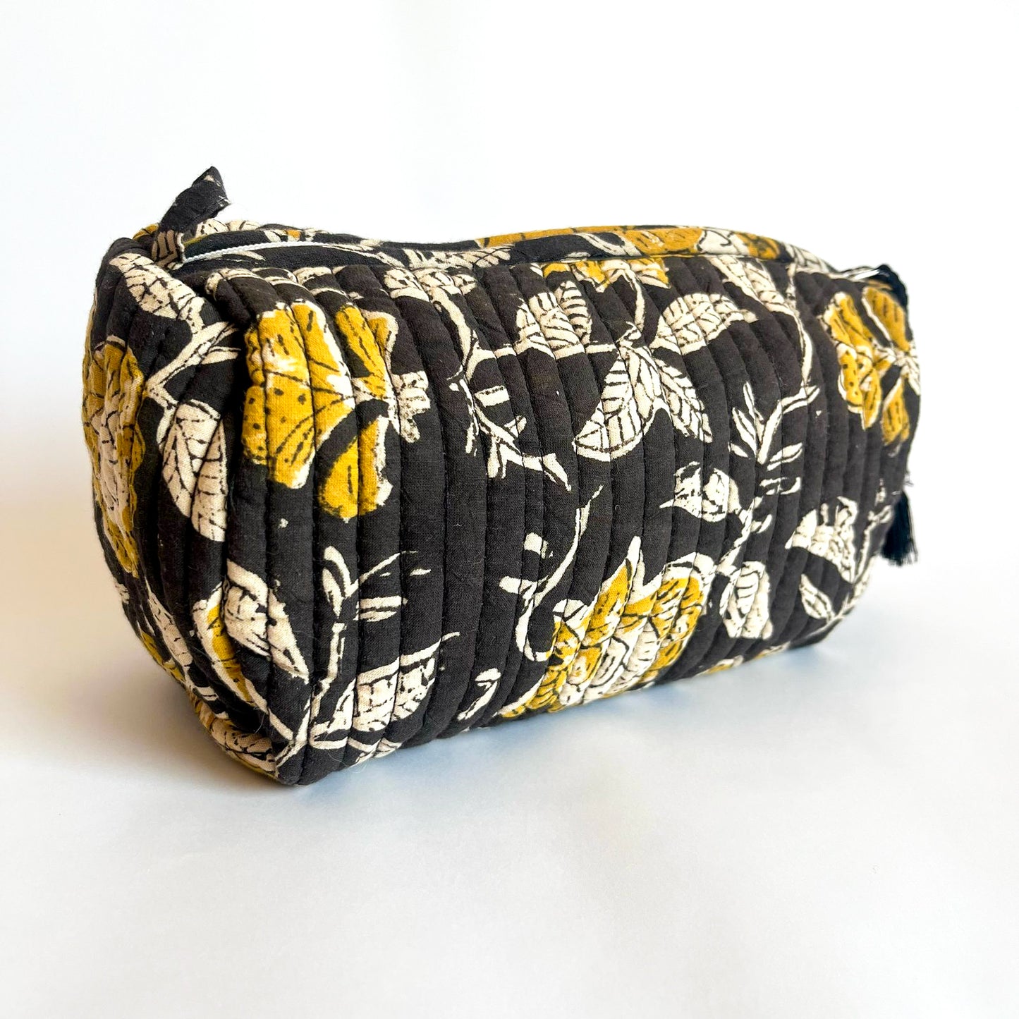Estuche Lantana en tela acolchada, ideal para organizar cosméticos y accesorios con un diseño elegante y artesanal.