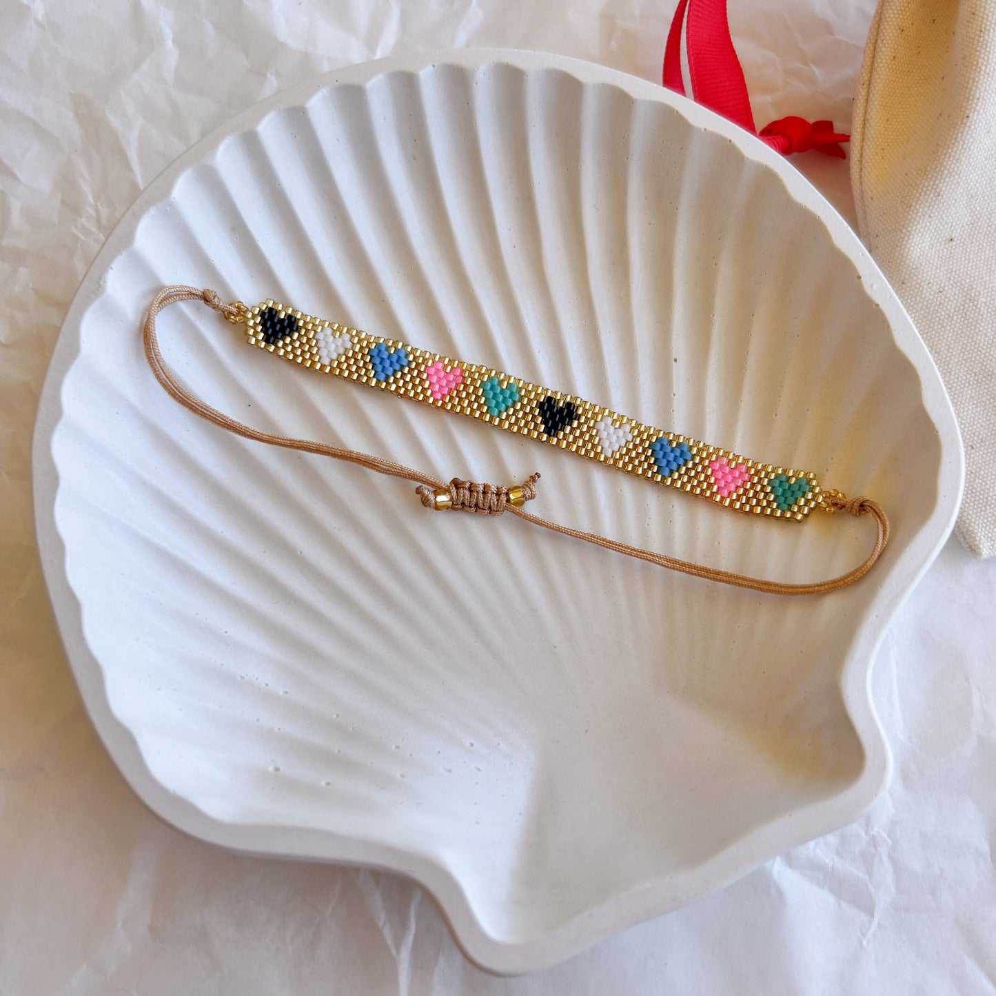 Pulsera Artesanal Corazones Ignacia en multicolor y dorado, fusionando colores vibrantes con detalles artesanales.