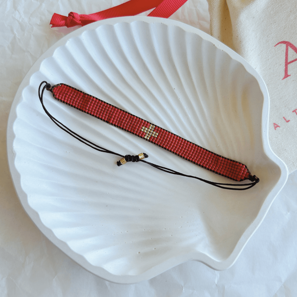 Pulsera Artesanal Religiosa María Jesús en color rojo con cruz dorada, diseño vibrante con un fuerte significado espiritual.