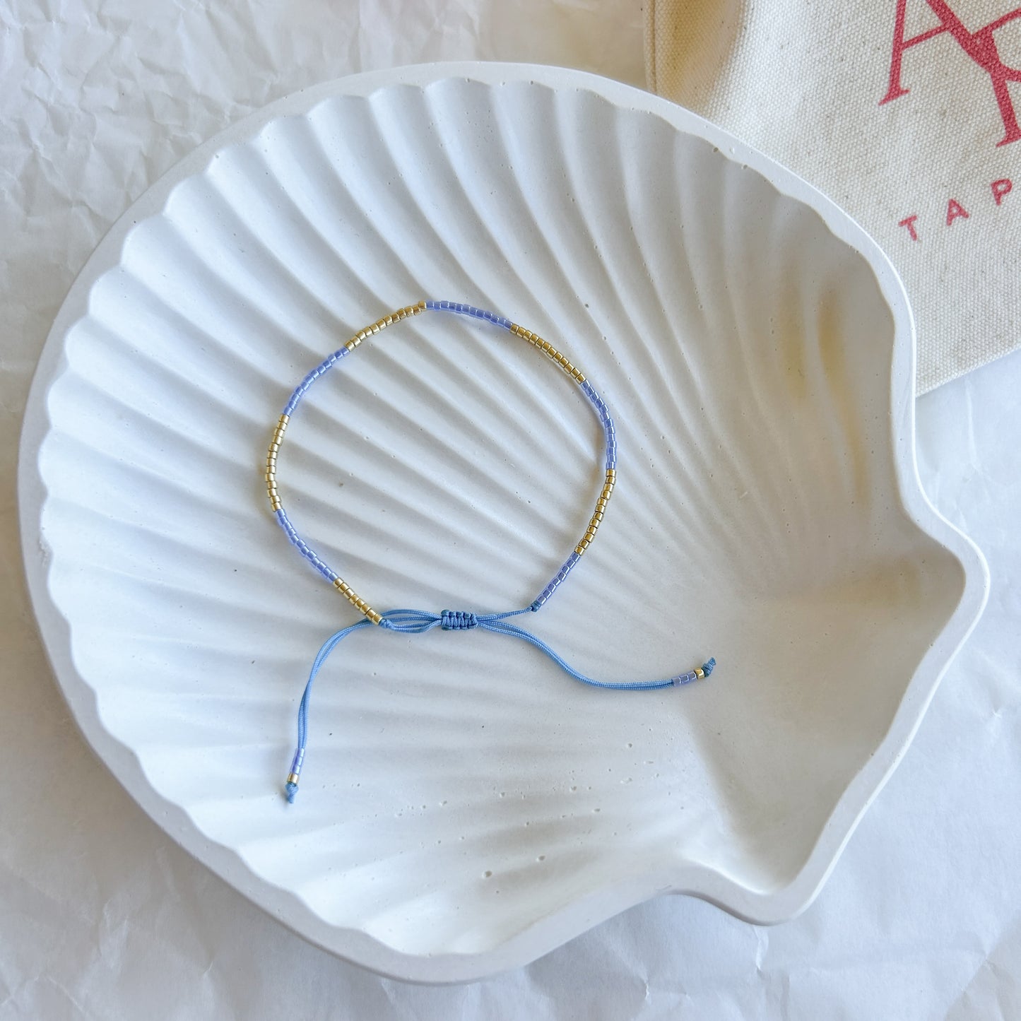 Pulsera artesanal simple Julieta color azul índigo con cuentas doradas – Pulsera elegante y versátil, perfecta para un toque de sofisticación.