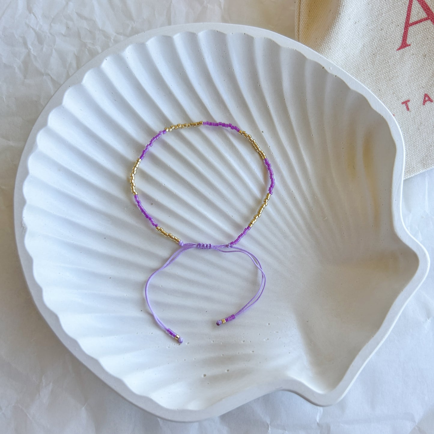 Pulsera artesanal simple Julieta color morado con cuentas doradas – Accesorio místico y elegante, ideal para quienes buscan una pieza única y especial.