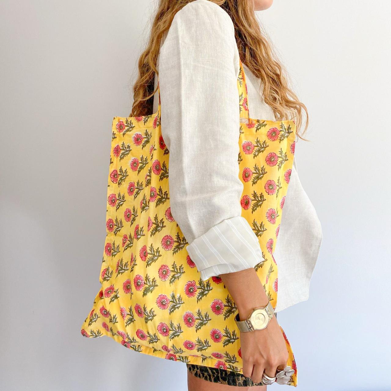 Tote Bag Caramello plegable, diseño liviano y sustentable con estampado vibrante.
