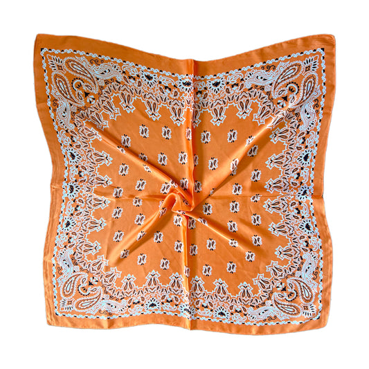 Pañuelo Alhelí en símil seda, diseño vibrante en tonos naranja con estampado floral, tamaño 70x70 cm. Accesorio versátil y elegante.