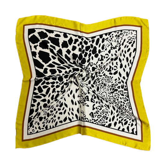 Pañuelo Amapola con diseño animal print monocromático, enmarcado en amarillo vibrante, confeccionado en símil seda, tamaño 70x70 cm. Accesorio elegante y único.