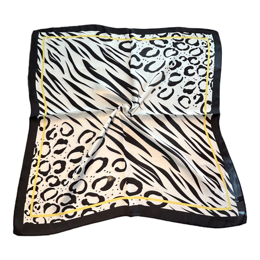 Pañuelo Cosmos con diseño animal print en tonos beige y negro, confeccionado en símil seda y viscosa, tamaño 70x70 cm. Elegante y versátil.