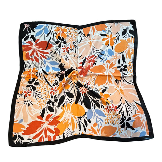 Pañuelo Gladiolo con diseño floral en tonos cálidos como naranja, beige y azul, sobre fondo negro, confeccionado en símil seda, tamaño 70x70 cm. Elegante y versátil.