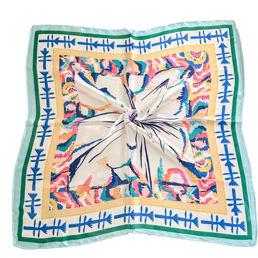 Pañuelo Jacinto con diseño floral detallado en tonos suaves como azul, rosa y verde, confeccionado en símil seda y viscosa, tamaño 70x70 cm.