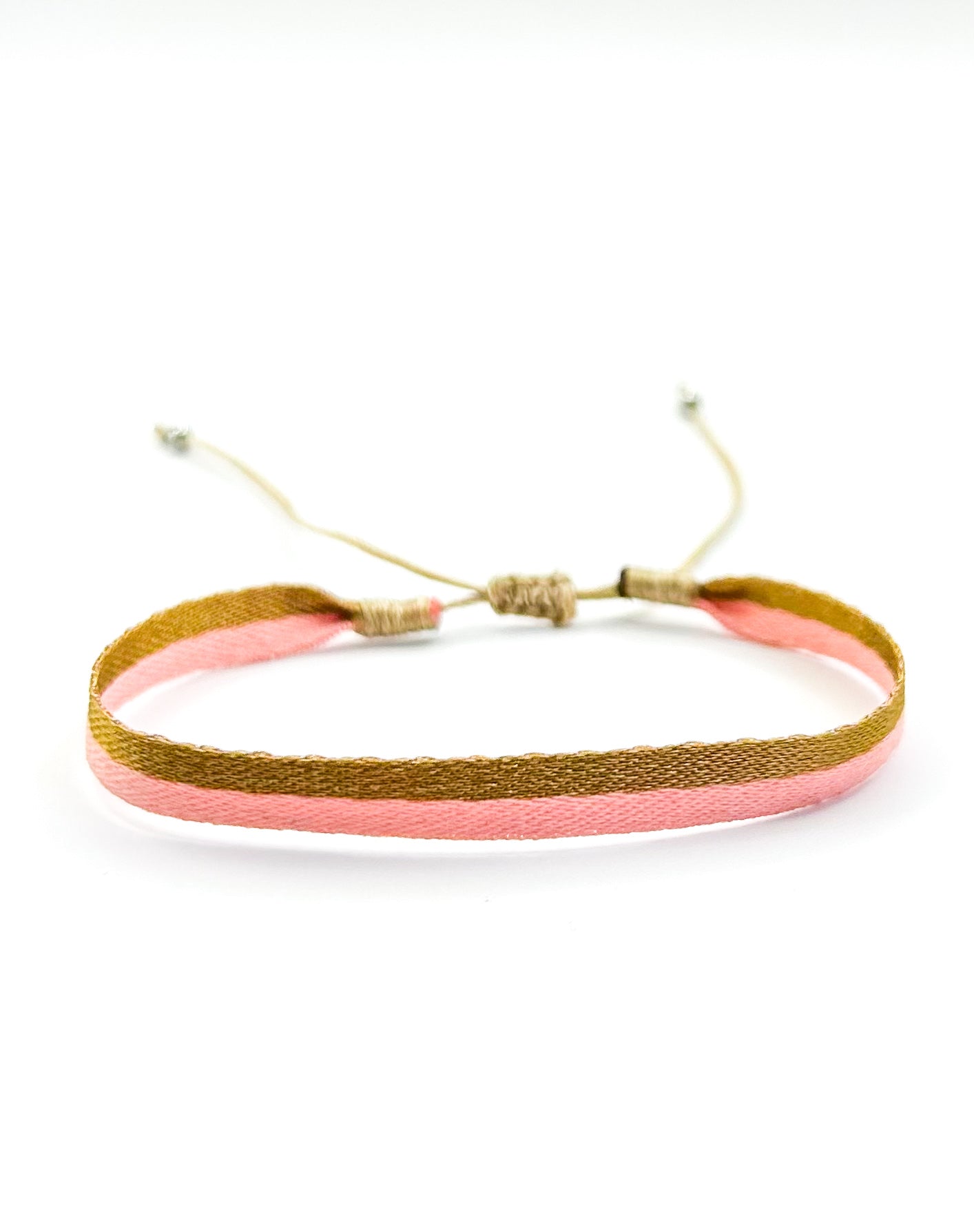 Pulsera Artesanal Agustina, tejida a mano con 80 hilos, en colores cálidos, con cierre ajustable de macramé. Ideal para cualquier estilo.