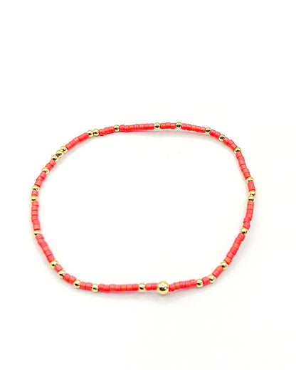 Pulsera Artesanal Carola en tonos rojos, diseño ajustable.