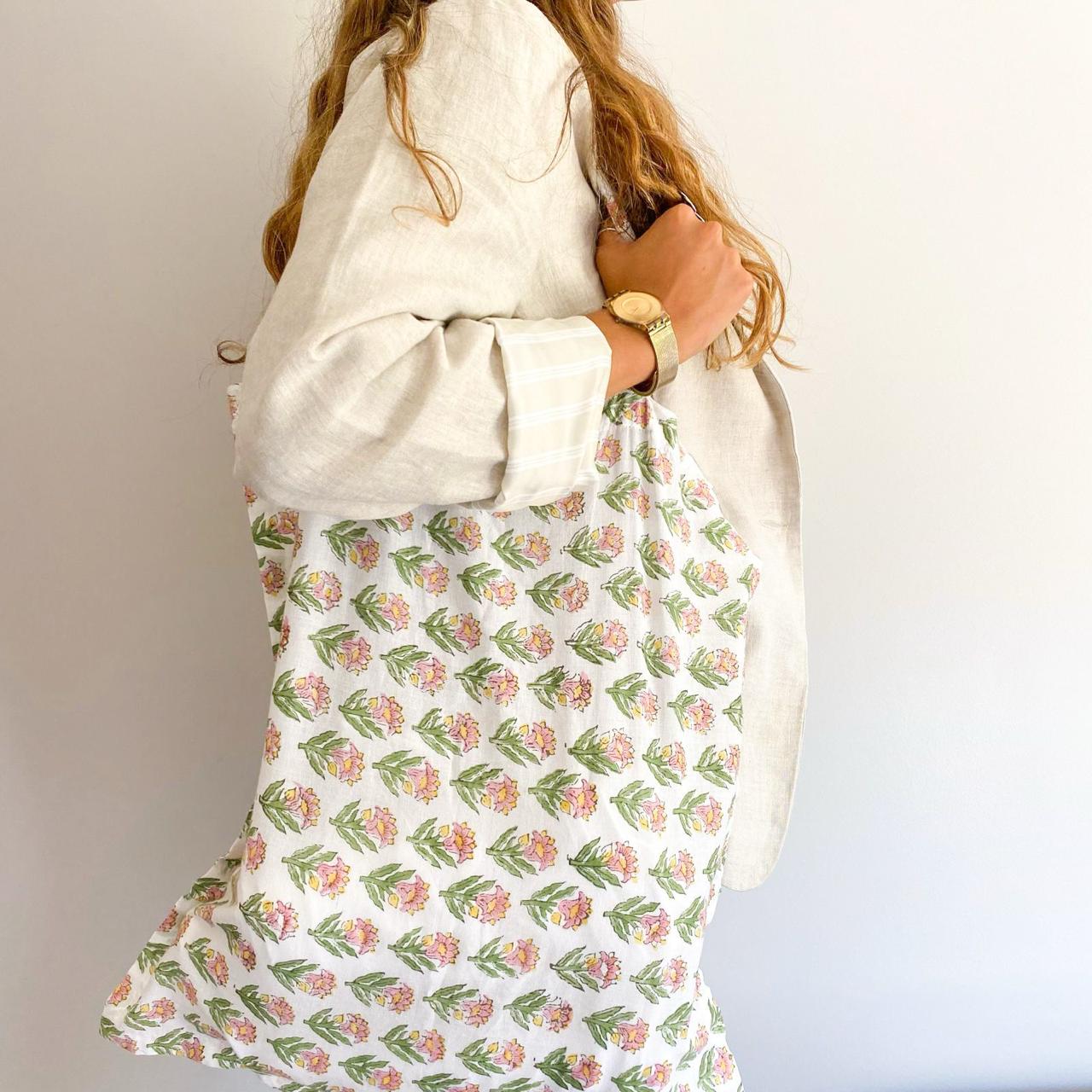 Bolsa de género plegable Tote Bag Pistaccio, diseño floral, sustentable y funcional.