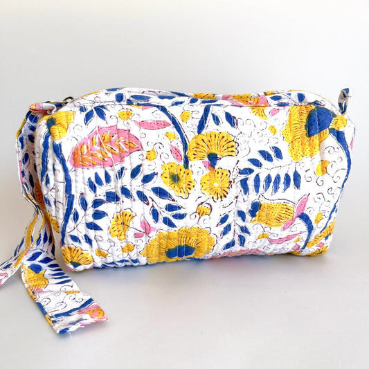 Estuche Aloe con diseño floral en tonos vibrantes sobre fondo blanco.