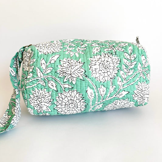 Estuche Amaranto con diseño floral en tonos verdes y blancos sobre fondo claro.