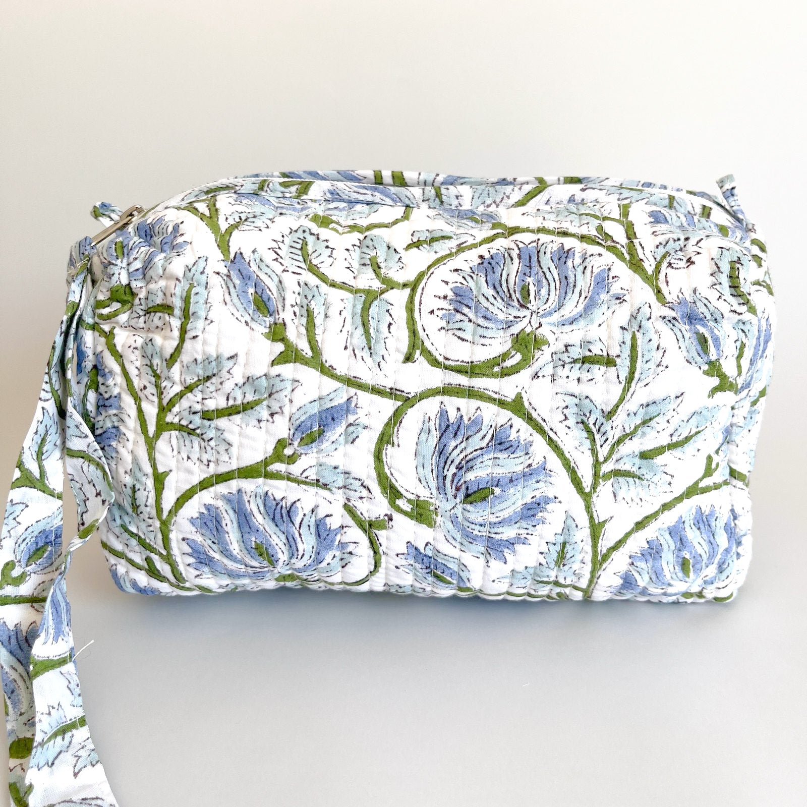 Estuche Begonia con diseño floral azul y verde sobre fondo blanco, vista frontal.
