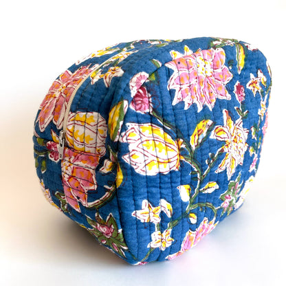 Estuche Camelia en tela acolchada, ideal para organizar cosméticos y accesorios con estilo.