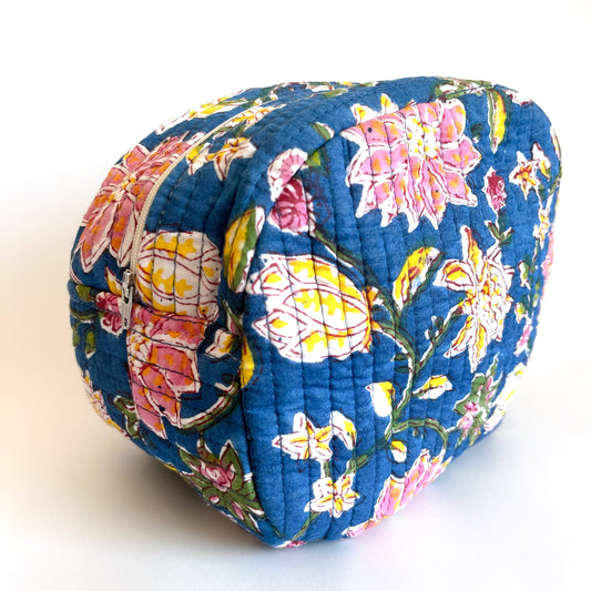 Estuche Camelia en tela acolchada, ideal para organizar cosméticos y accesorios con estilo.
