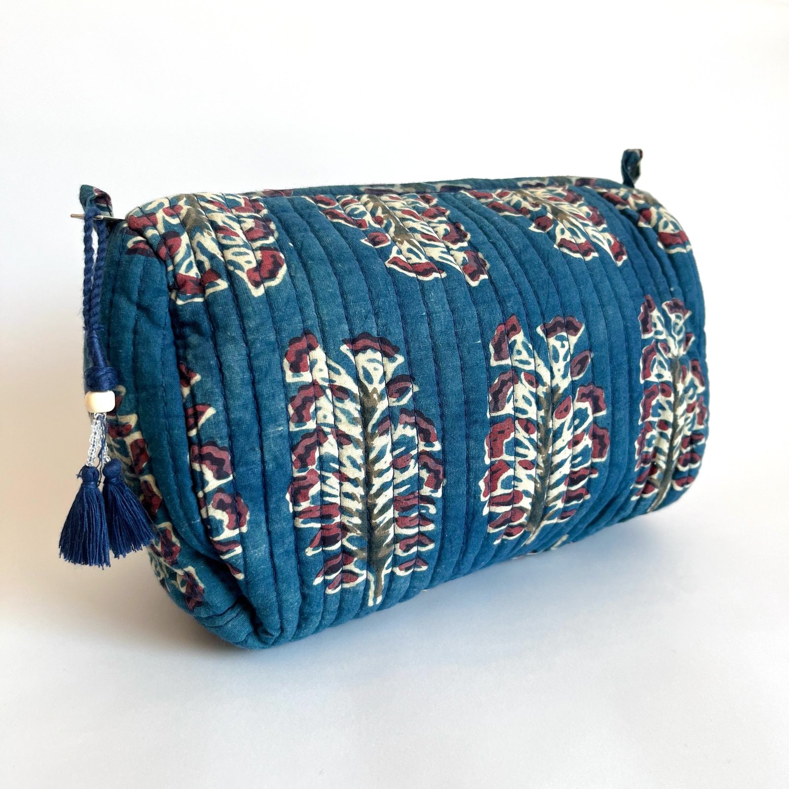 Estuche Clavelina en tela acolchada, ideal para organizar cosméticos y accesorios con elegancia.