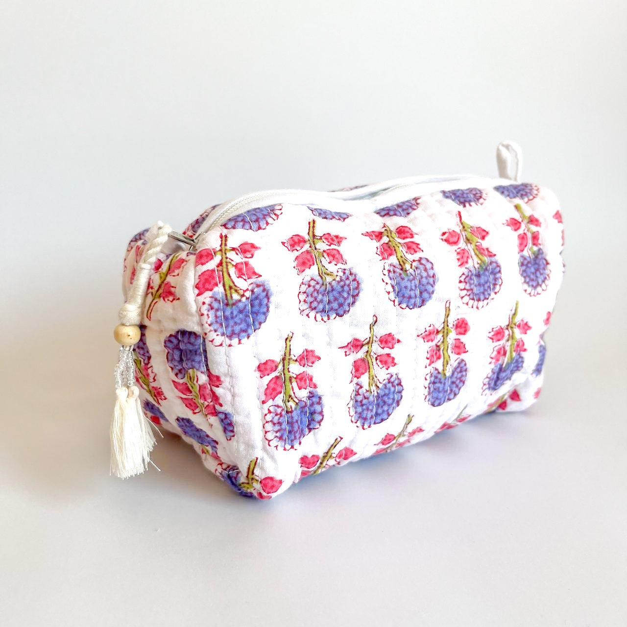Estuche Ficus en tela acolchada, ideal para organizar cosméticos y accesorios con estilo.