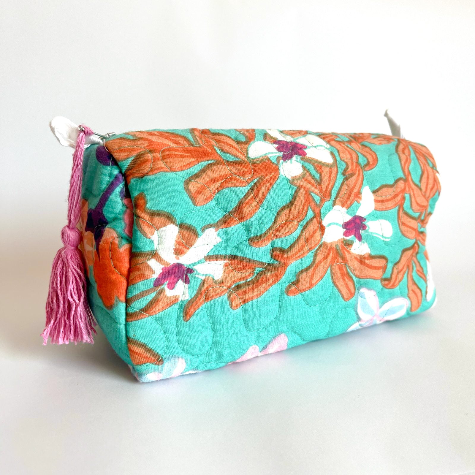 Estuche Jazmín en tela acolchada, ideal para organizar cosméticos y accesorios con un diseño vibrante y artesanal.