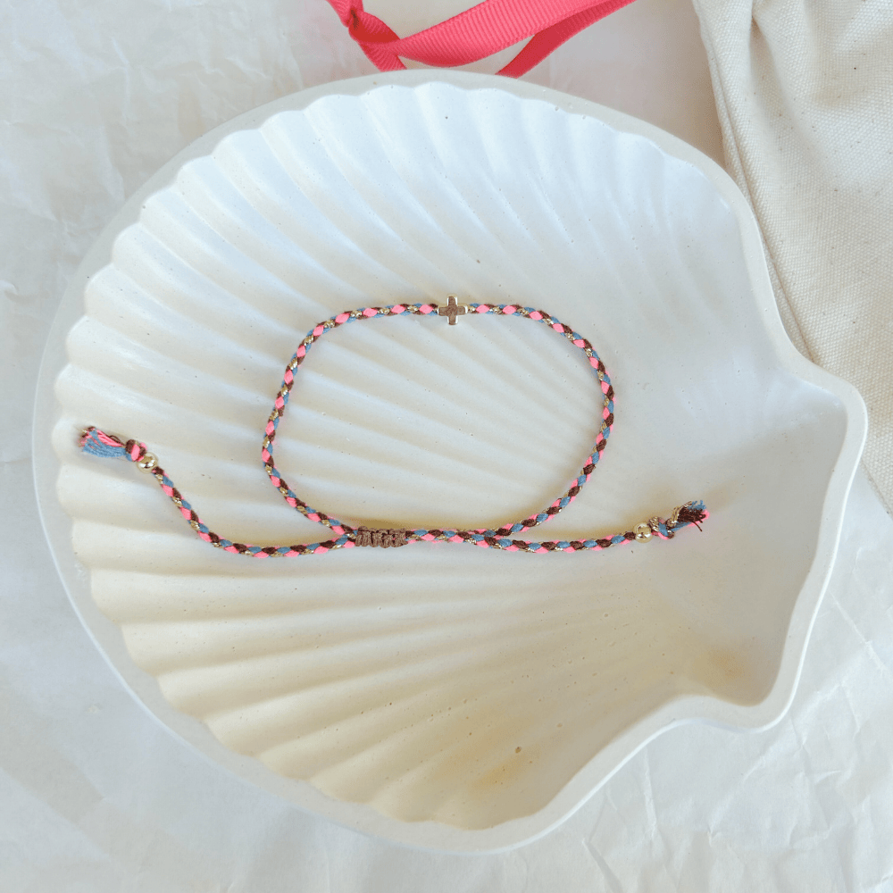 Pulsera artesanal religiosa Luisa en multicolor con detalles vibrantes y cruz dorada.