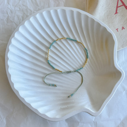 Pulsera artesanal simple Julieta color verde menta con cuentas doradas – Pulsera boho chic, tejida a mano, ideal para un look natural y relajado.